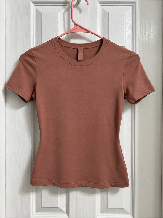 SKIMS Tops - SKIMS Brown Fitted Short Sleeve T-Shirt – Size S